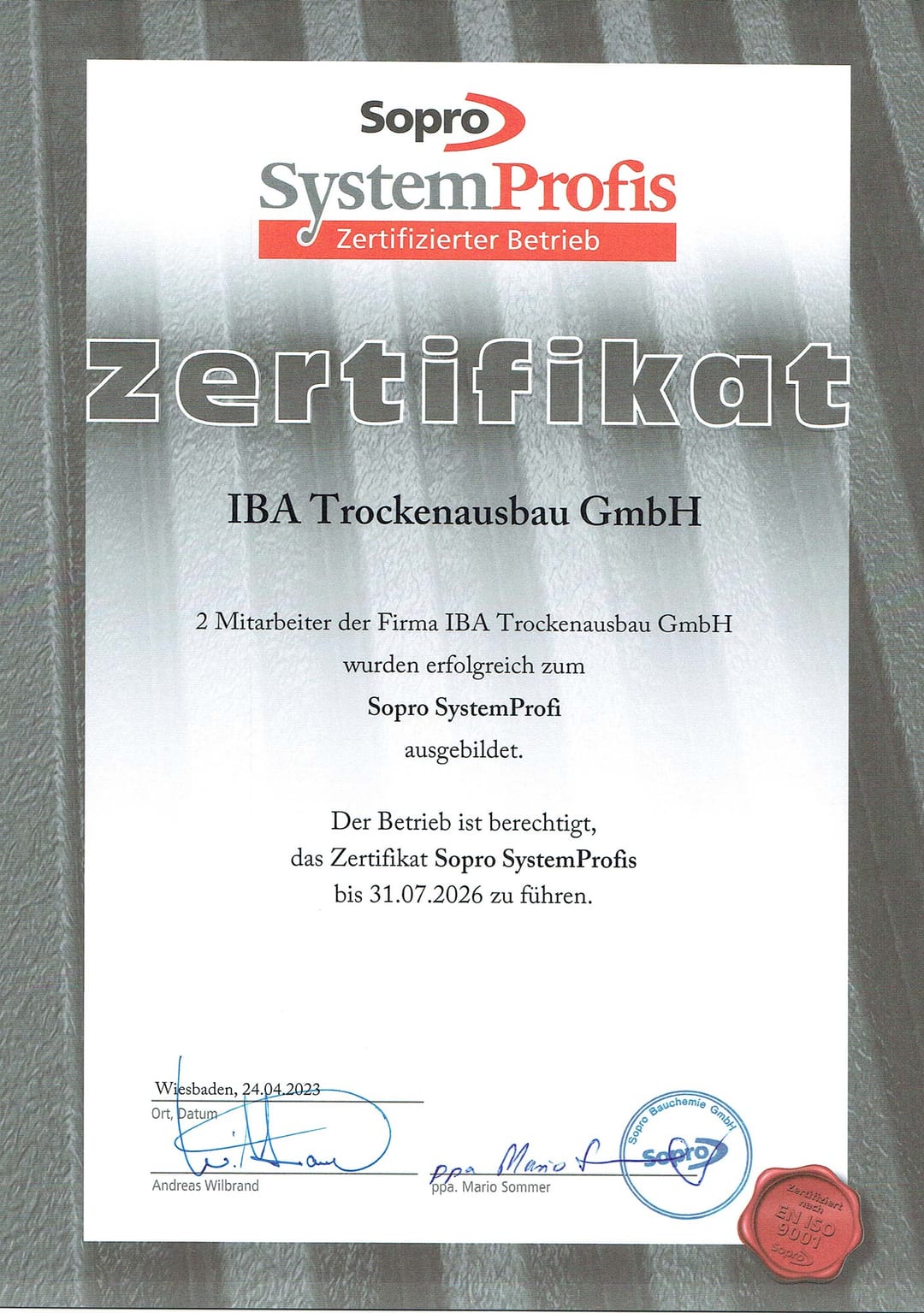 Zertifikat „Sopro SystemProfis – Zertifizierter Betrieb“ für die IBA Trockenausbau GmbH, ausgestellt am 24.04.2023