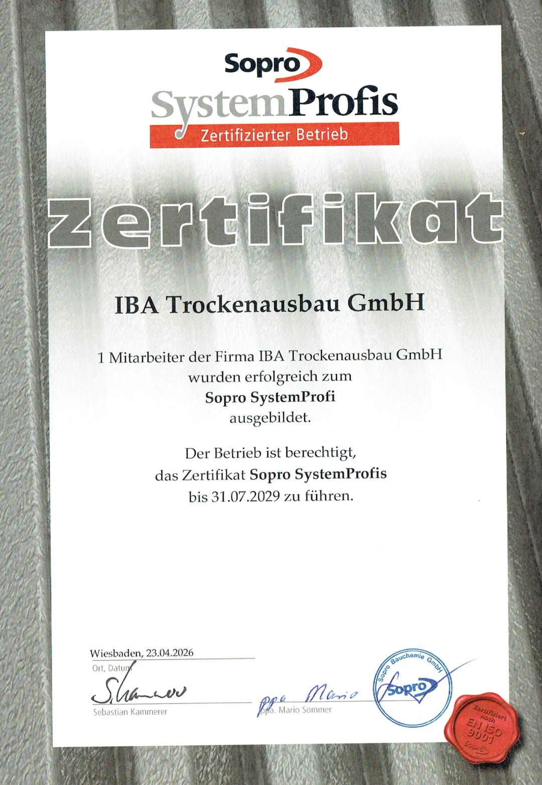 Zertifikat „Sopro SystemProfis – Zertifizierter Betrieb“ für die IBA Trockenausbau GmbH, ausgestellt am 23.04.2026, gültig bis 31.07.2029