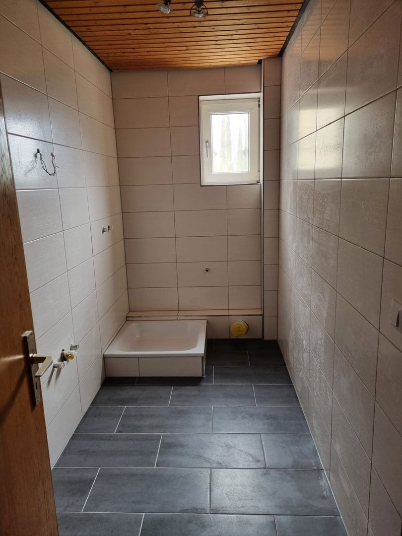 Sanierung eines Badezimmers mit neuer Verfliesung