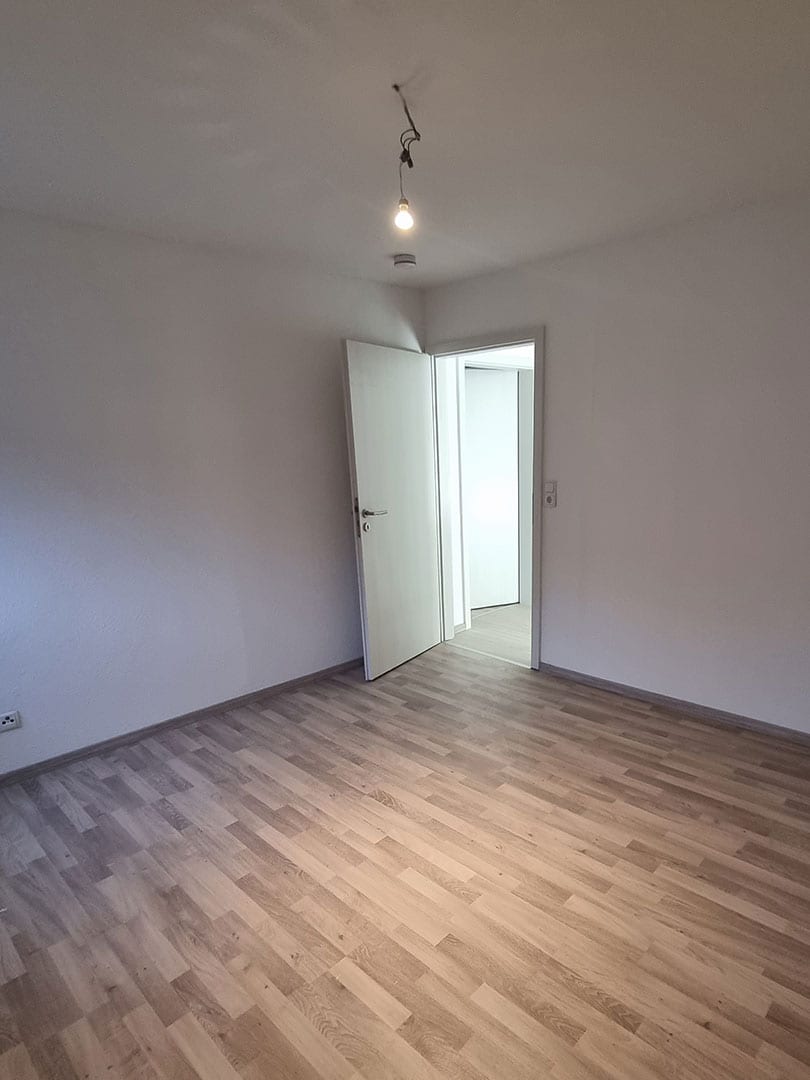Sanierung eines Zimmers mit neuem Bodenbelag sowie Anstrich an Wänden und Decke
