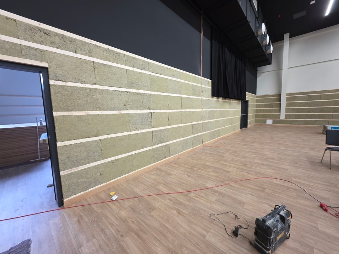 Wand im Deichherz mit Unterkonstruktion aus Konstruktionsvollholz und eingelegten Steinwolle-Platten